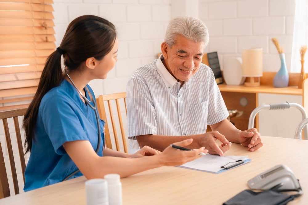 An elderly man has a health checkup.jpg